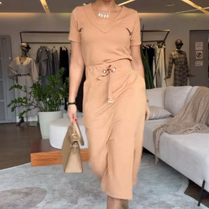 Conjunto Casual de Camiseta e Saia Midi com Abertura – Estilo Urbano e Confortável